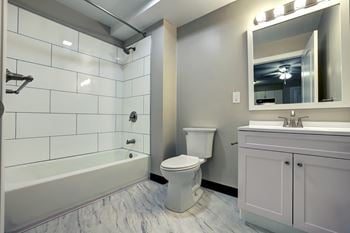 Upgraded bathroom with surround*